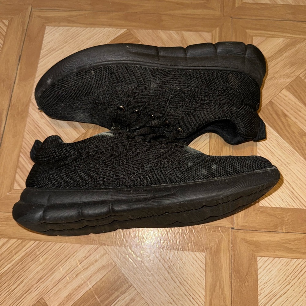 Generic black slip resistant shoes